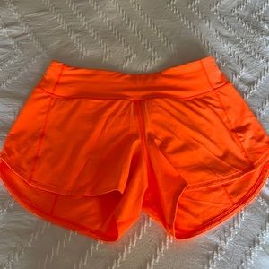 ✨new✨ Lululemon speed up shorts 4” size 6